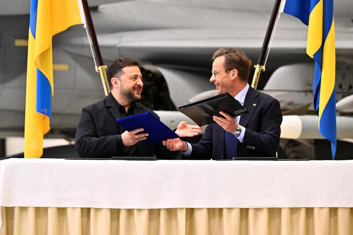 Ukrainian President Volodymyr Zelensky (left) and Swedish Prime Minister Ulf Kristersson signed a letter of intent at a joint press conference on May 28.