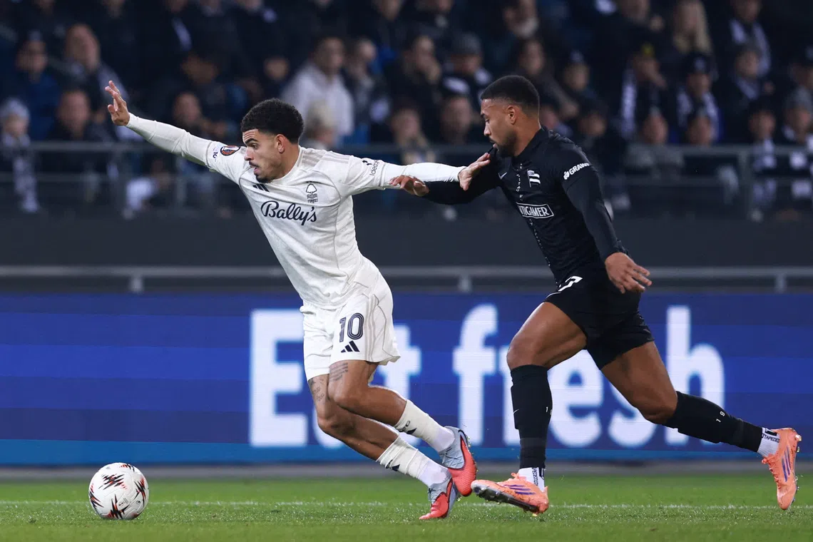 Soccer Football - UEFA Europa League - SK Sturm Graz v Nottingham Forest - Merkur Arena, Graz, Austria - November 6, 2025 Nottingham Forest's Morgan Gibbs-White in action with SK Sturm Graz's Maurice Malone REUTERS/Borut Zivulovic