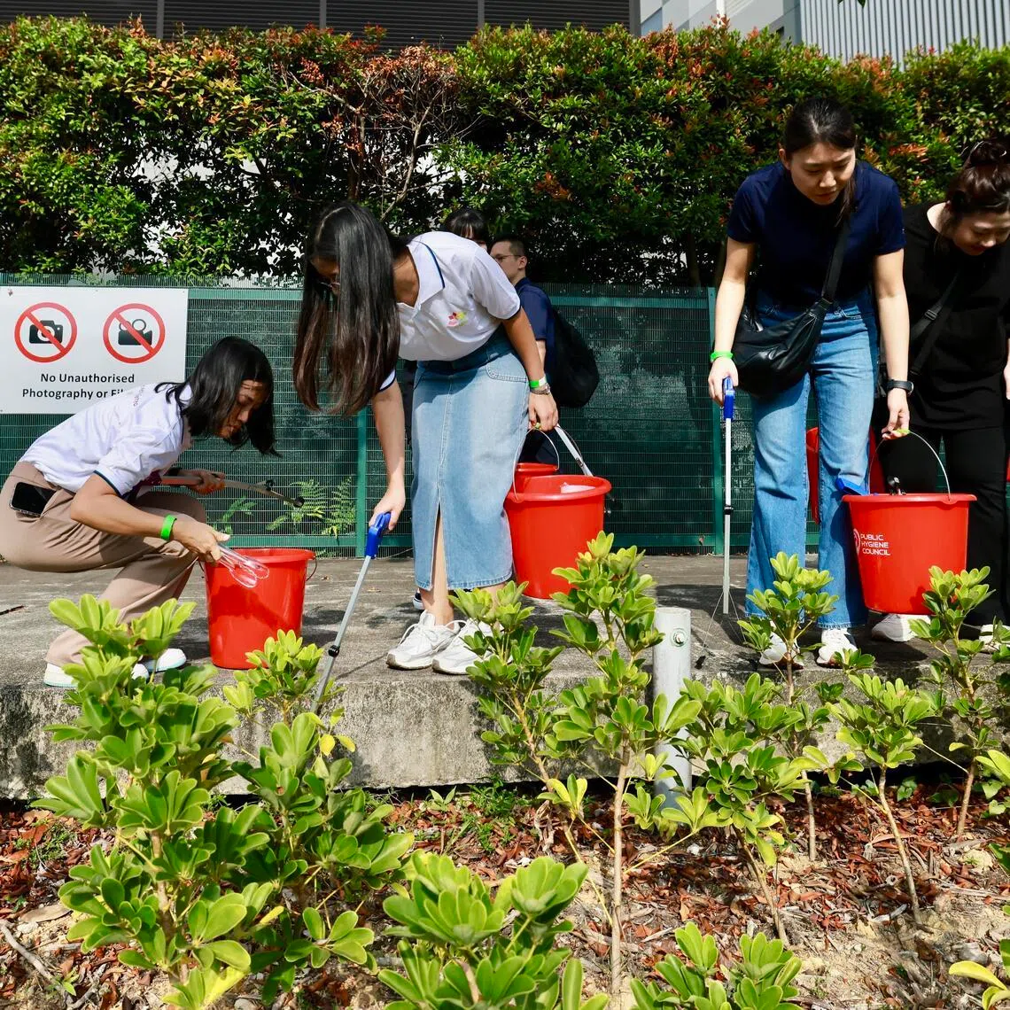CMG20260419-ChanBK01/陈斌勤/
邝瑜慧/ Public Hygiene Council's New 'Keep Singapore Clean' Campaign Scales Up Following 15 Year of Impact. (The Canopy, Geneo  1 Science Park Drive, Singapore 118221). 
MOU signing between PHC and CapitaLand.
CapitaLand and PHC volunteers for clean-up activity at Kent Ridge Park.
Opening Address by 
Mr Chan Chun Sing,
Coordinating Minister for Public Services and Minister for Defence.
Launch Ceremony of Keep Singapore Clean 2026
Campaign.
PHC 15th Anniversary Celebrations
• Birthday Cake cutting