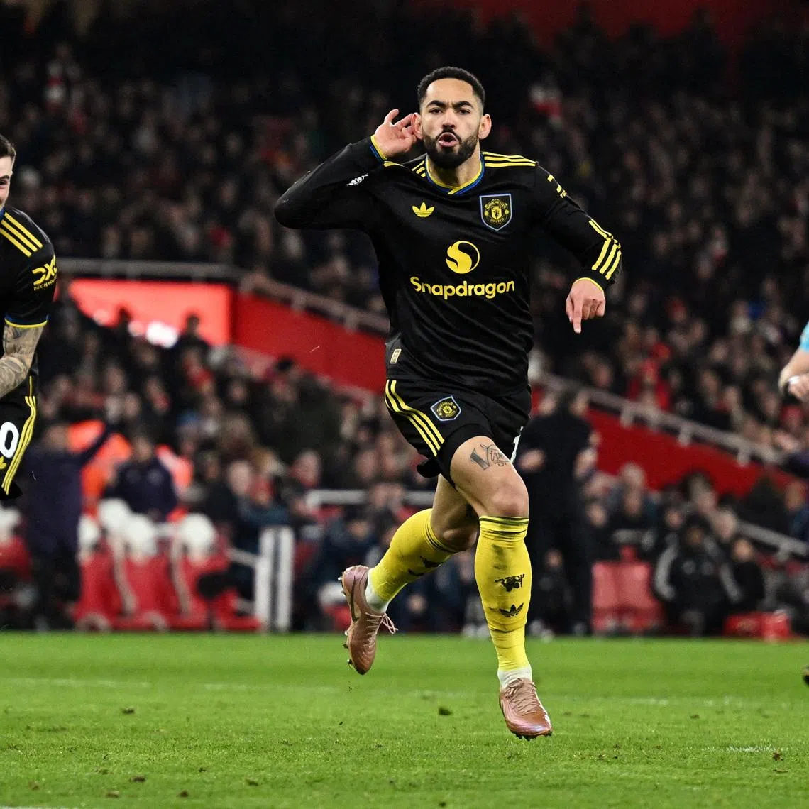 Soccer Football - Premier League - Arsenal v Manchester United - Emirates Stadium, London, Britain - January 25, 2026 Manchester United's Matheus Cunha celebrates scoring their third goal with Benjamin Sesko REUTERS/Dylan Martinez