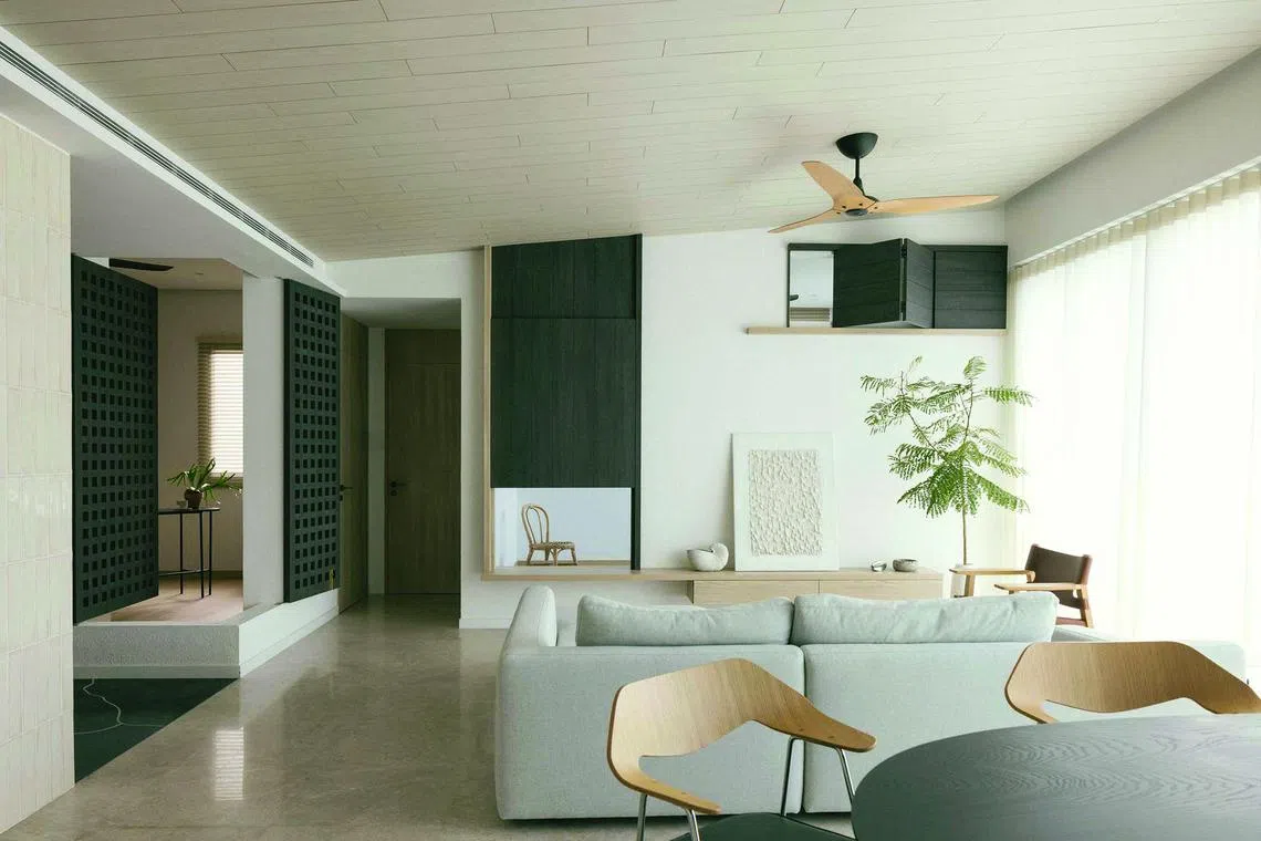 The apartment has a dumbbell layout, meaning that the bedrooms are located on each side of the central living and dining area. 