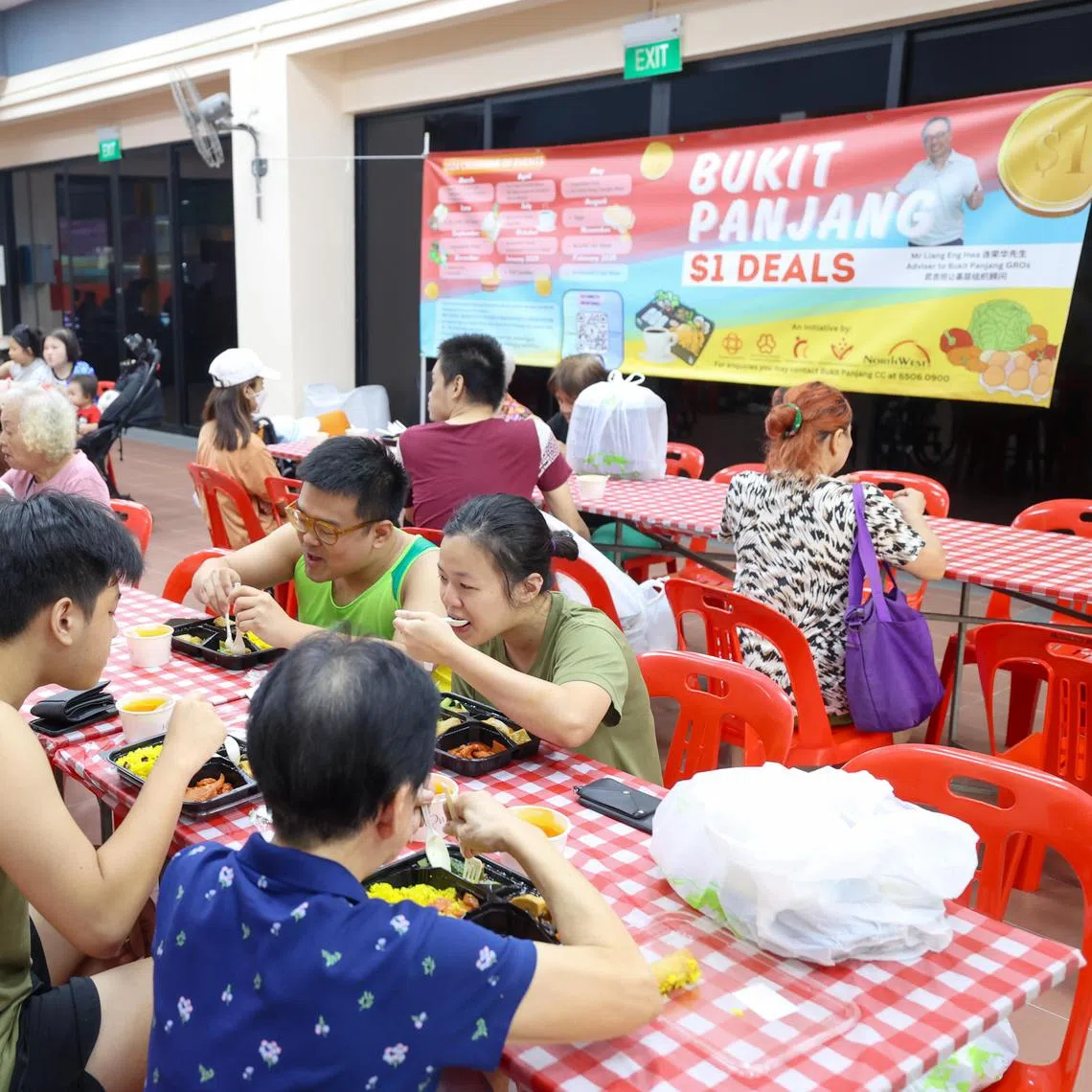 Bukit Panjang grassroots organisations have teamed up with 24 partners and merchants to launch the year-long Bukit Panjang Dollar Deal initiative on March 2 at at Bukit Panjang Community Club. PHOTO: LIANHE ZAOBAO