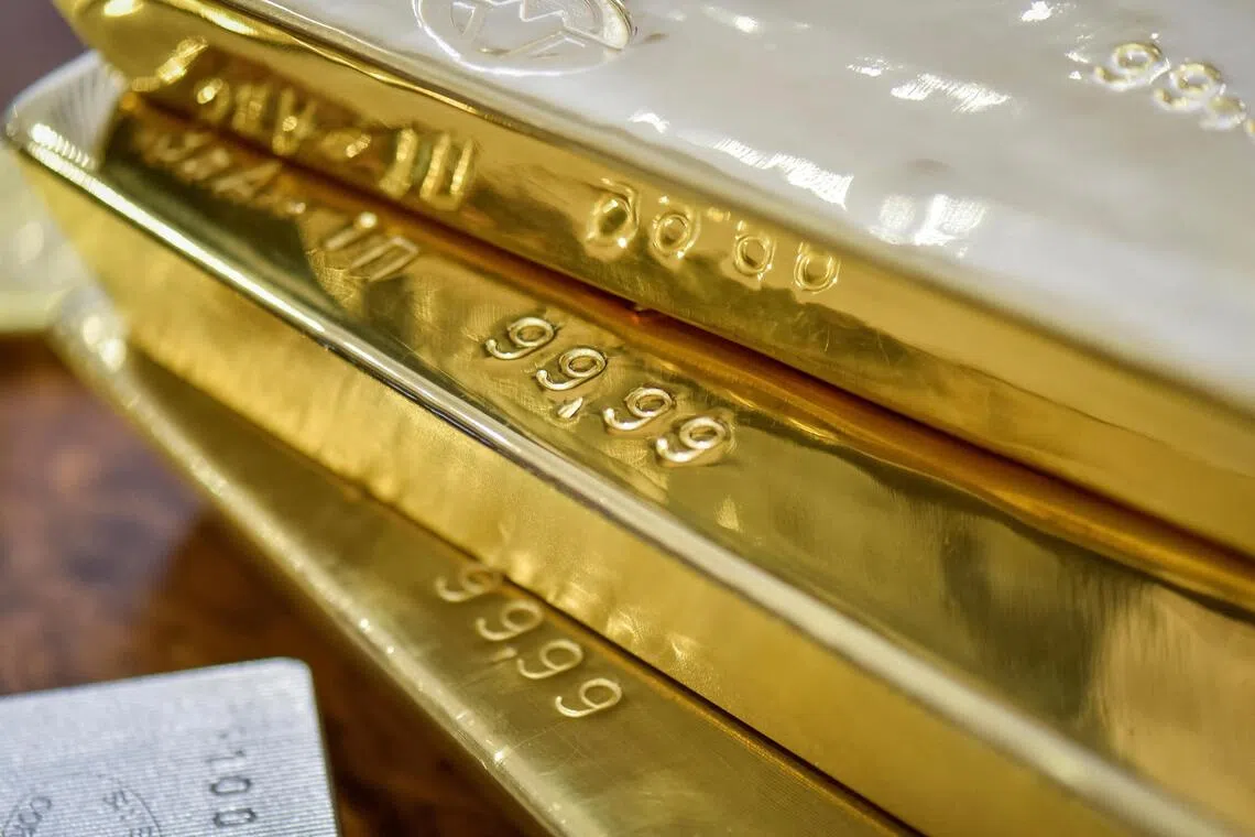 Gold rises to record on Fed rate-cut signal, US-China tensions