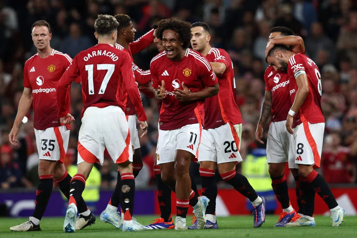 Manchester United's Joshua Zirkzee (centre) celebrates with teammates after scoring the winning goal three minutes from time.