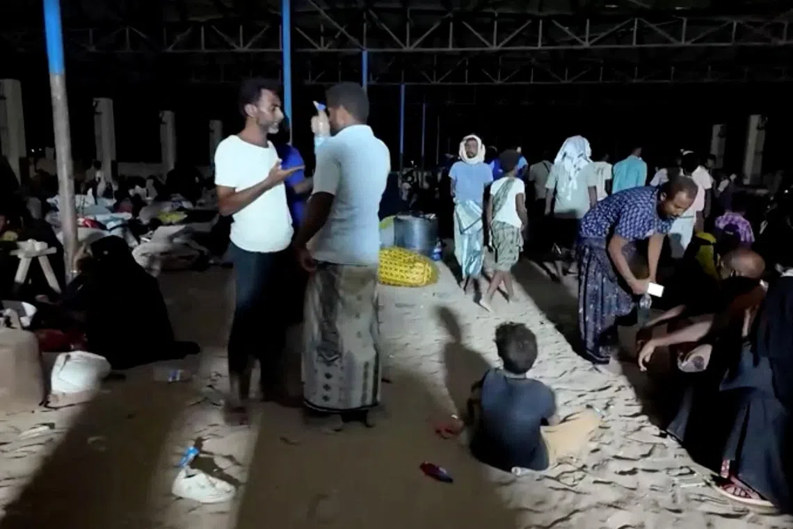 Alarmed Yemenis flee south as Houthis keep up attacks