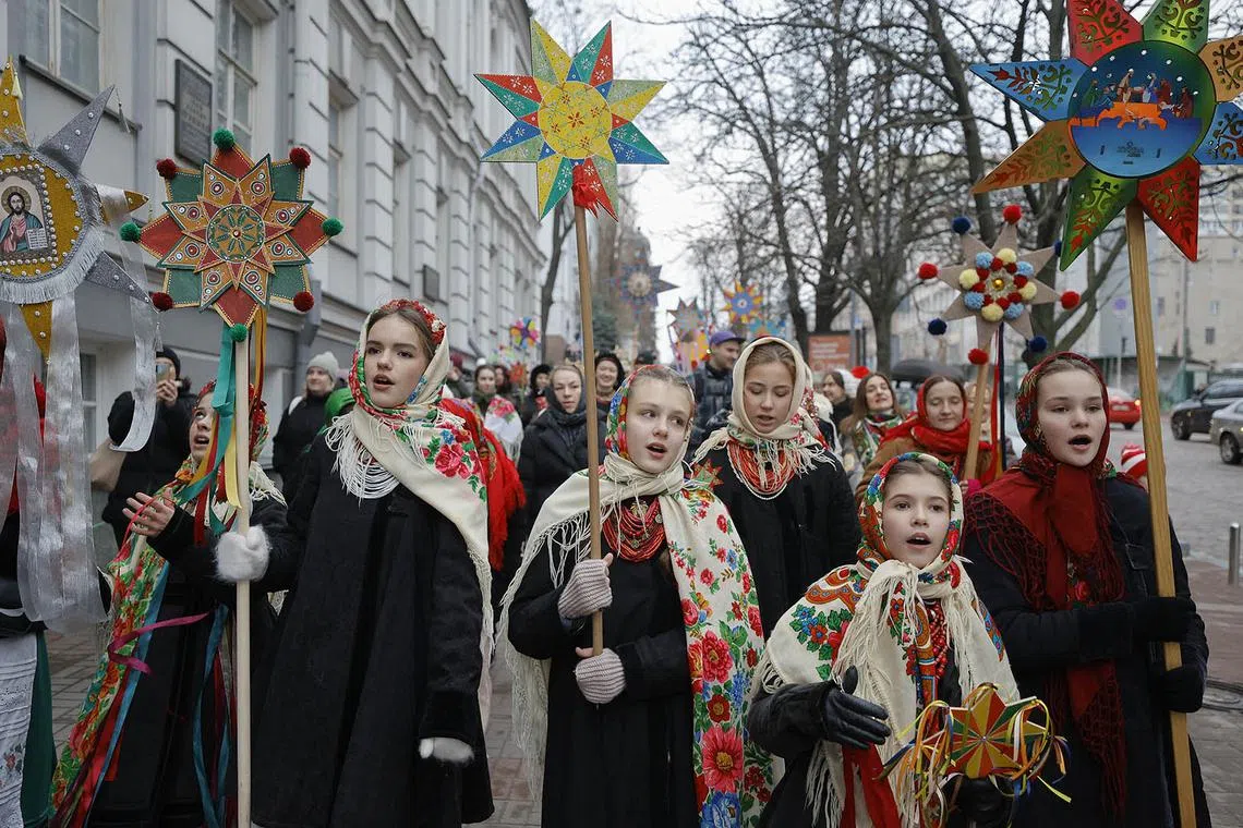 epa11793295 Ukrainians sing Christmas carols and carry decorated stars of Bethlehem in downtown Kyiv, Ukraine, 25 December 2024, as they mark Christmas amid the ongoing Russian invasion. Ukraine celebrates Christmas Day on 25 December for the second time in accordance with the Western calendar. Ukrainian President Zelensky signed a law in July 2023 to move the official Christmas Day holiday to 25 December, departing from the Russian Orthodox Church tradition of celebrating on 07 January. EPA-EFE/SERGEY DOLZHENKO