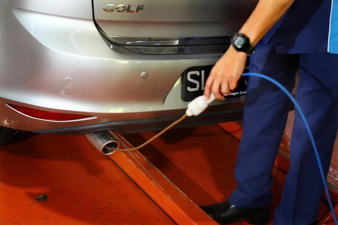 配合尾气排放标准收紧，维康（Vicom）车辆检验中心添购了新的测试仪器如气体分析仪、外置转速计、扭力（RPM）信号转换器，以及通风系统。