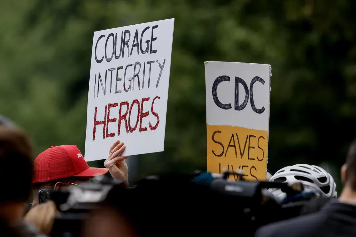 Fellow CDC employees cheered the three departing officials as they left the Atlanta campus on Aug 28.
