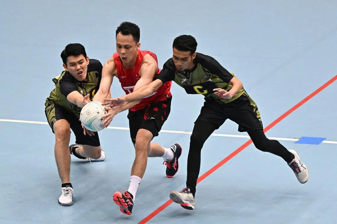 ST20221218-202293804671-Lim Yaohui-lcnet18/

Singapore open (in red) against Malaysia during the gold medal match in the final of the menÕs netball tri-nations tournament at Our Tampines Hub on Dec 18, 2022. Singapore won 52-46. 

(ST PHOTO: LIM YAOHUI)