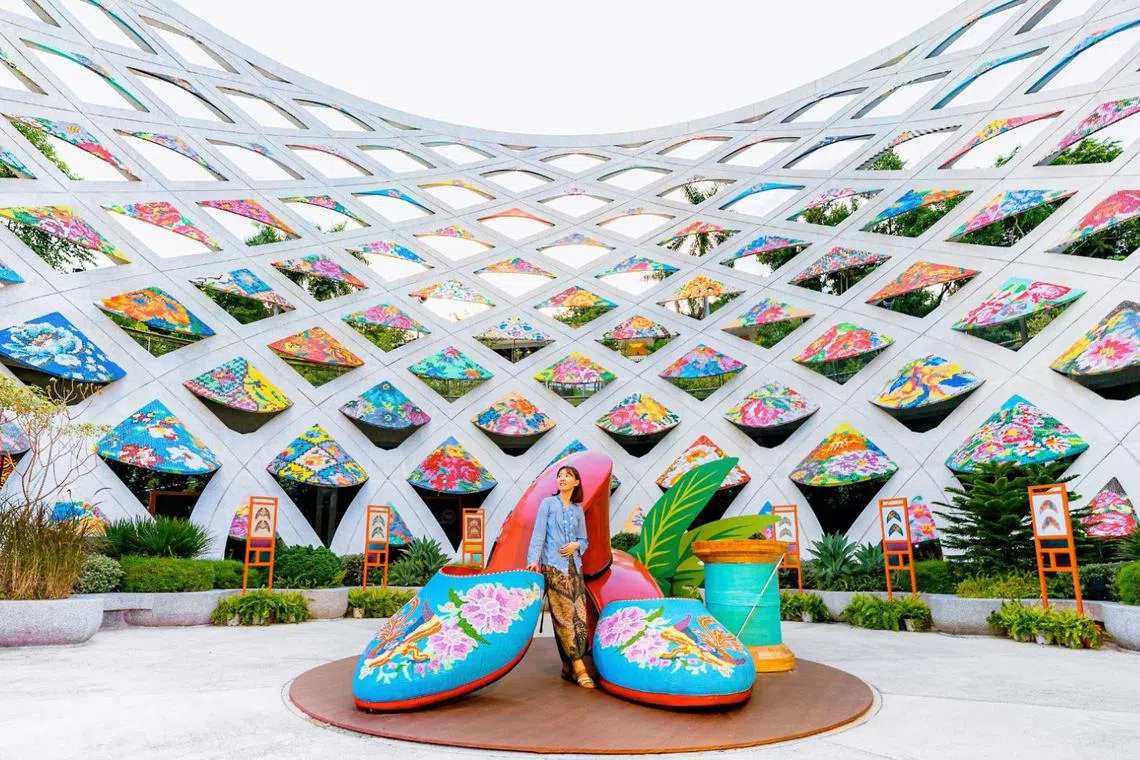 sentosa-peranakan-reimagined-show-field-of-beaded-bloom-tactile-trellis