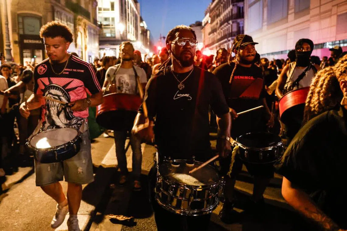 epa12190257 People perform on musical instruments as they celebrate during Fete de la Musique (World Music Day) in Paris, France, 21 June 2025. The annual music celebration, which originated in Paris in 1982, is now celebrated internationally on June 21 as World Music Day. EPA-EFE/Mohammed Badra