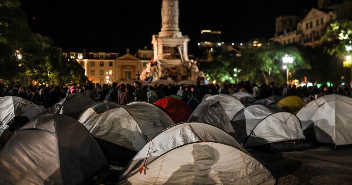 Police clear housing protest camps in Lisbon and Porto, arresting 55
