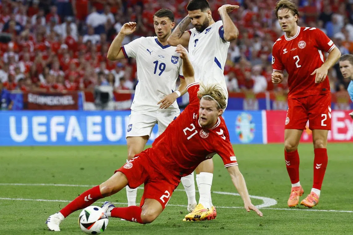 Soccer Football - Euro 2024 - Group D - Denmark v Serbia - Munich Football Arena, Munich, Germany - June 25, 2024 Denmark's Morten Hjulmand in action with Serbia's Aleksandar Mitrovic and Lazar Samardzic REUTERS/Michaela Stache