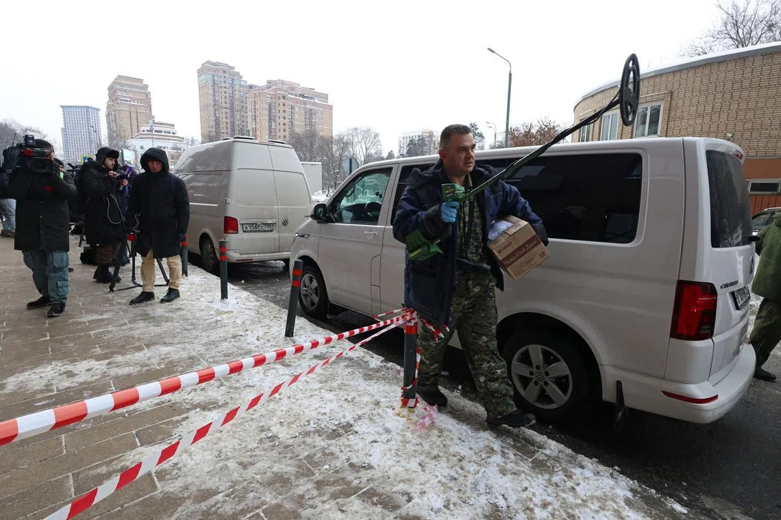 An investigator works outside a residential building where the assassination attempt on Russian Lieutenant General Vladimir Alexeyev took place in Moscow, Russia February 6, 2026. REUTERS/Anastasia Barashkova