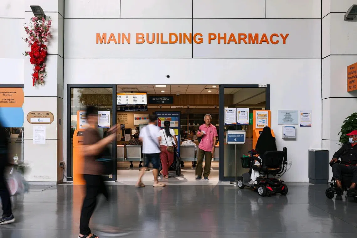 Donated bags may be available on racks outside pharmacies in the main building, the medical centre and the Kent Ridge wing.