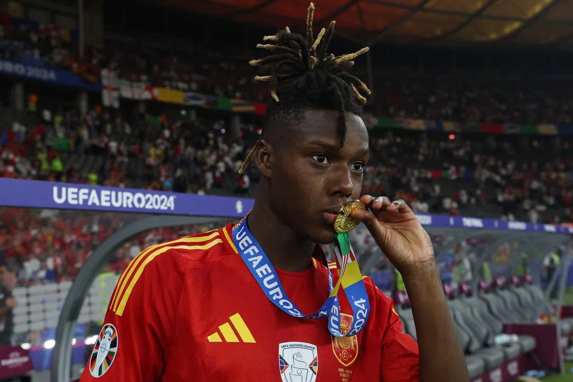 Soccer Football - Euro 2024 - Final - Spain v England - Berlin Olympiastadion, Berlin, Germany - July 14, 2024 Spain's Nico Williams kisses his medal after winning the Euro 2024 REUTERS/Lee Smith