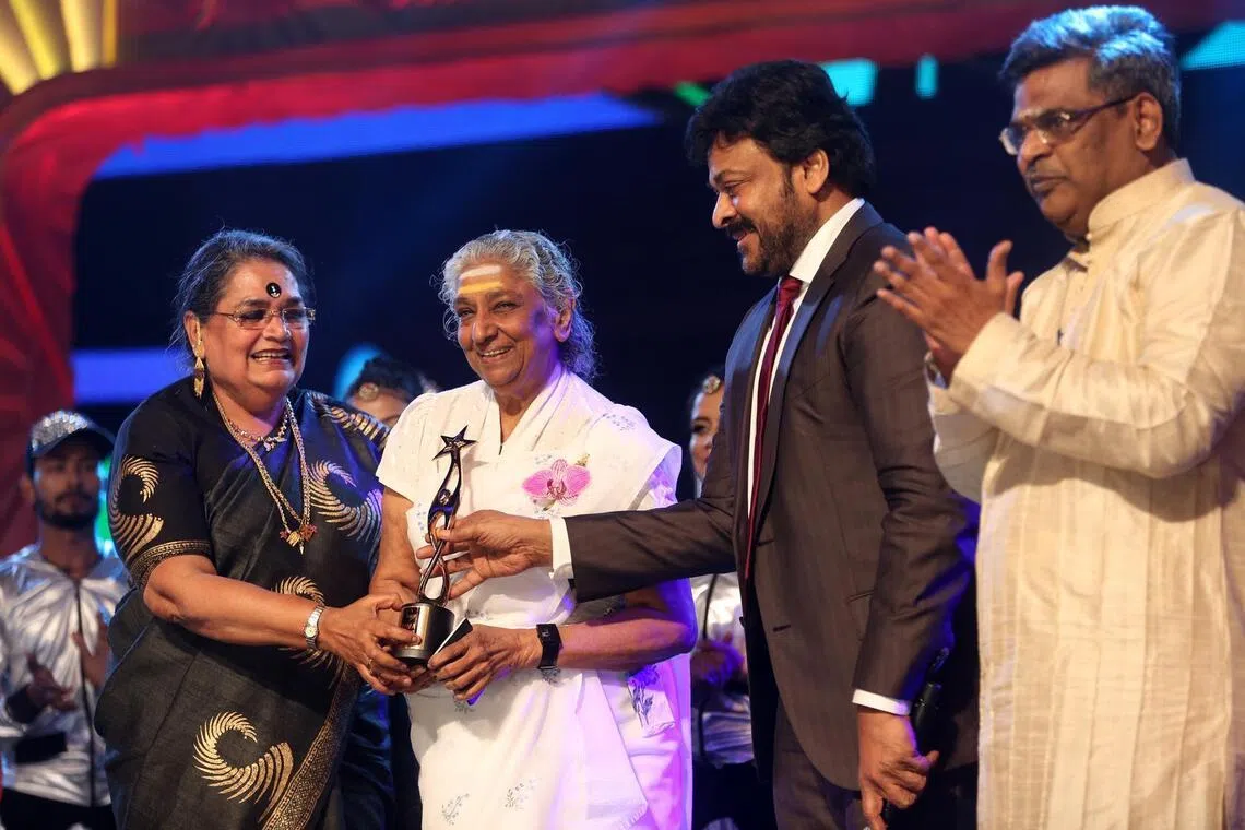 S. Janaki receiving the Lifetime Achievement Award at the fifth edition of the South Indian International Movie Awards, held at Suntec Singapore Convention and Exhibition Centre in 2016.