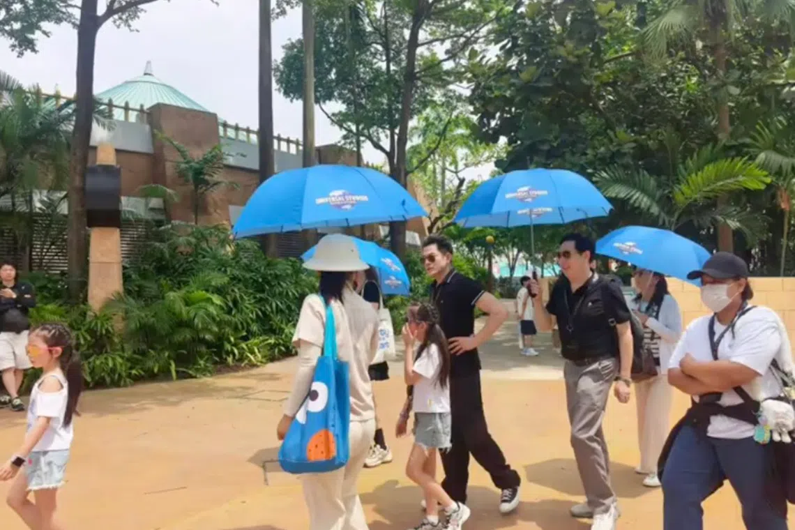 HK star Aaron Kwok spotted in Singapore on holiday with wife, daughters and in-laws