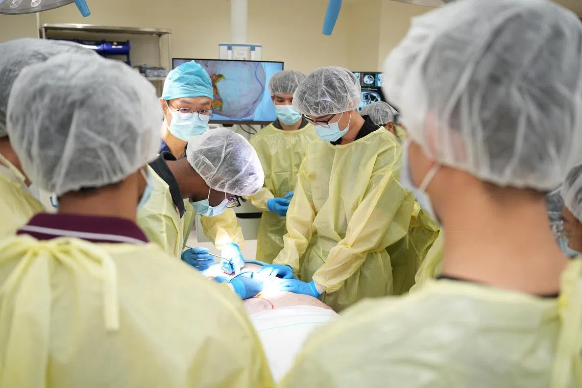 etcadaver21 - NTU medical students practising cadaveric dissection as part of their formal curriculum.
Credit: NTU