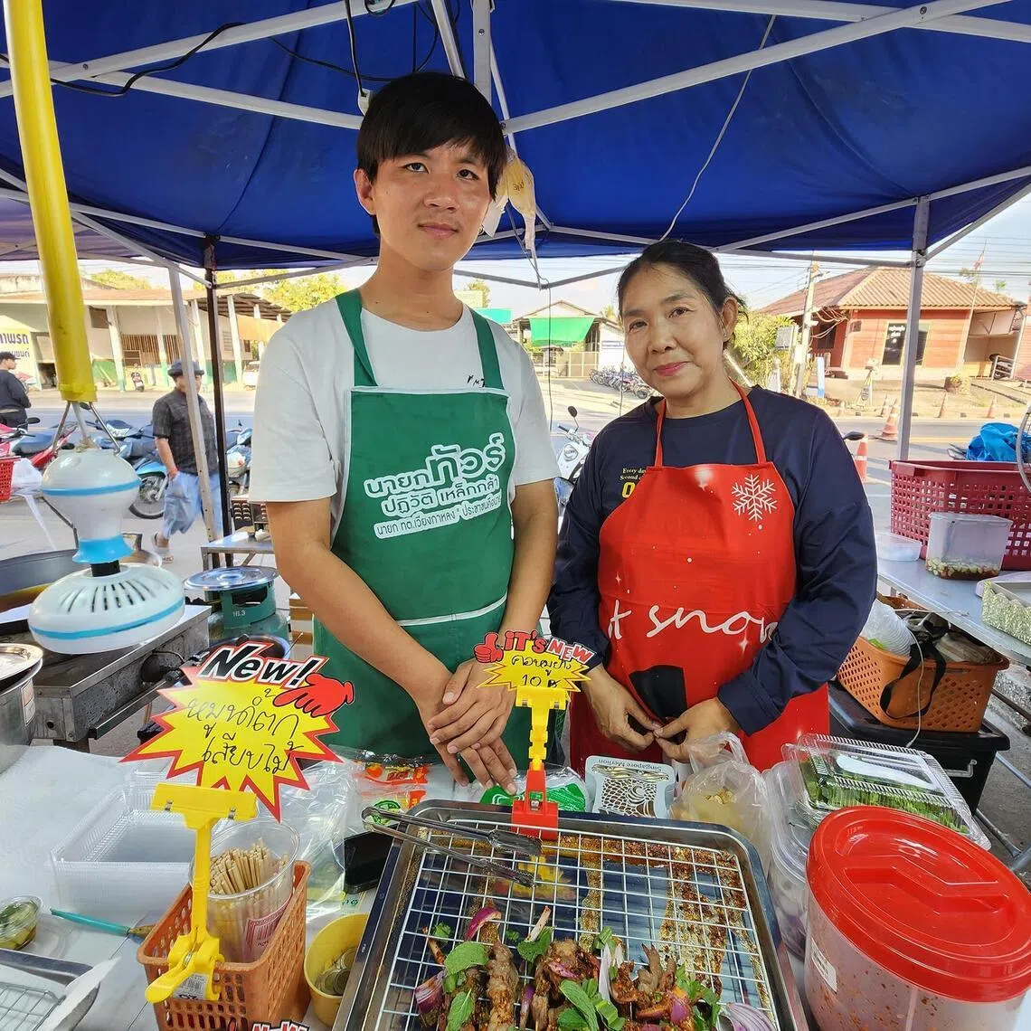 MWCurtain - Benjaporn Maigate 55 years old with her son Thitikarn maigate 29years old running a street food stall in Chiang Rai


ST PHOTO: MAY WONG