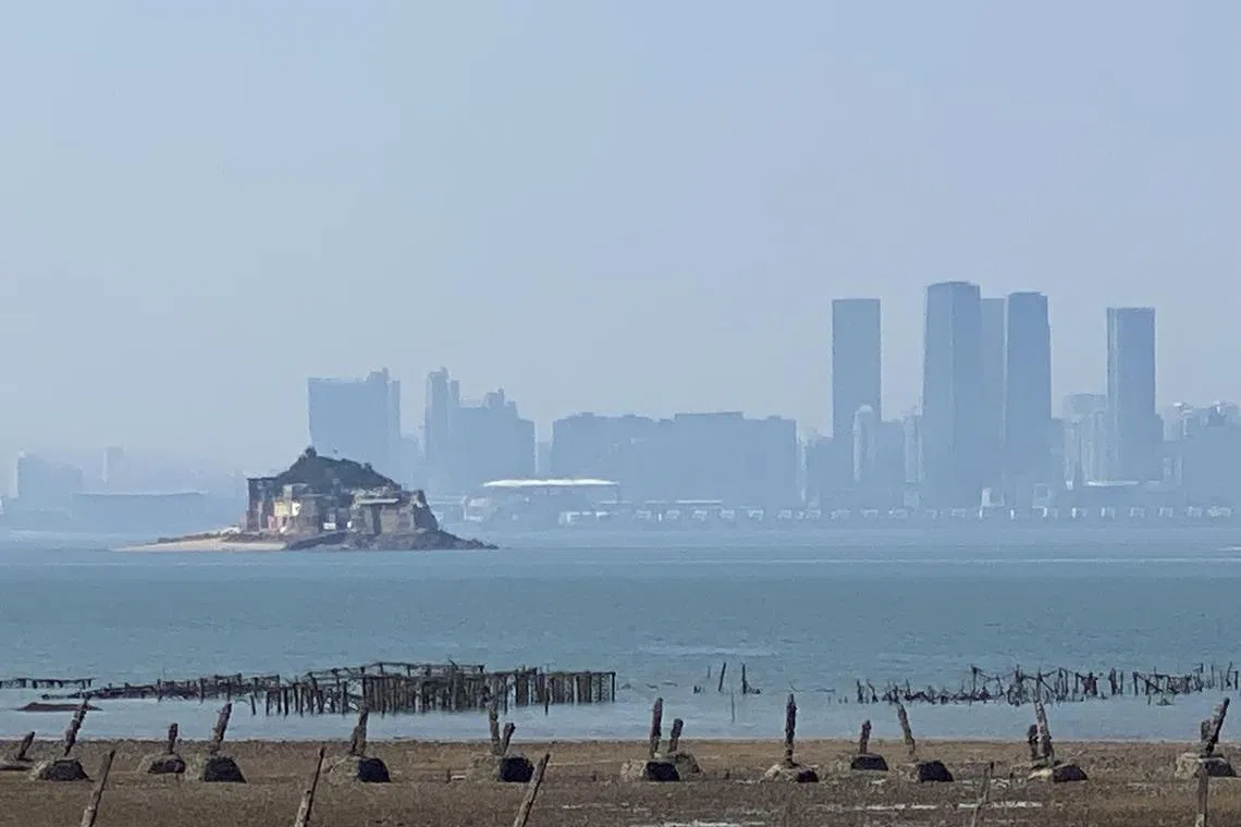 wyyintegrate - Anti-landing spikes lining the beaches of Kinmen, Taiwan, where the Chinese city of Xiamen in Fujian province can be seen in the distance on a clear day.




Credit: Yip Wai Yee