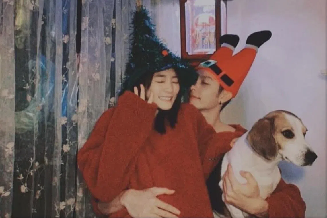 Tsao Yu-ning and Gingle Wang wore identical sweaters and Christmas-themed hats in the photos.