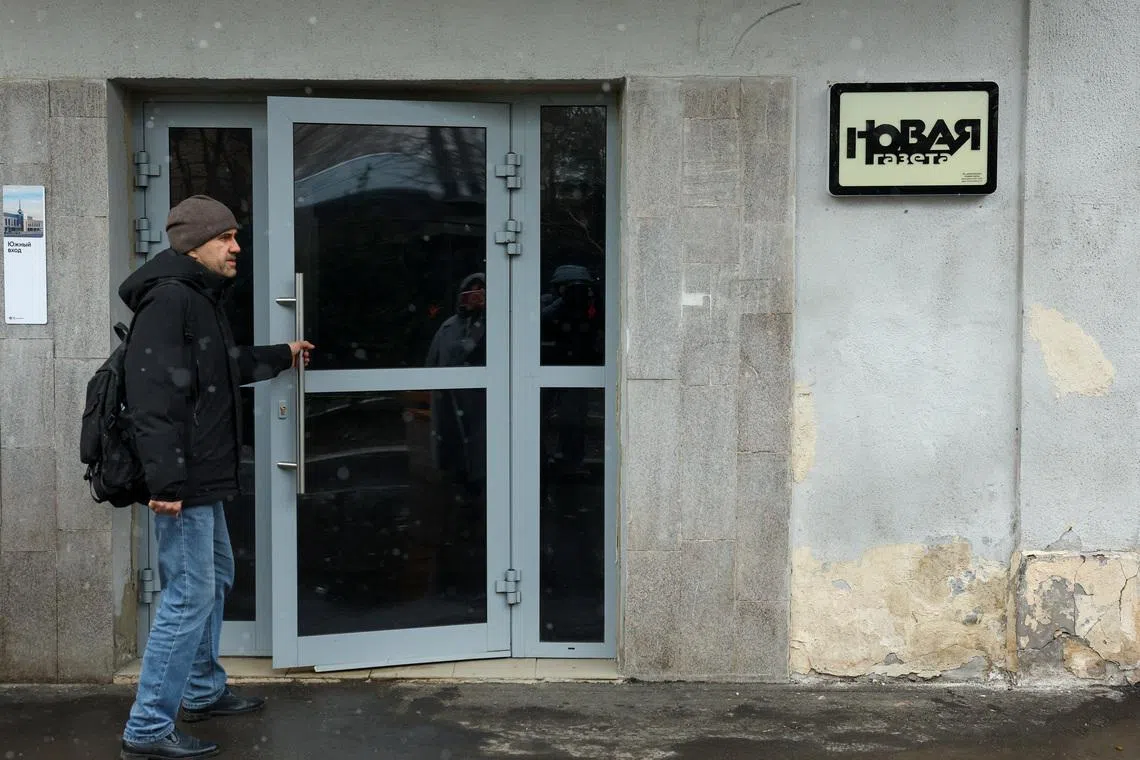A man enters a building housing the office of the independent Russian newspaper Novaya Gazeta during a reported search by security services as part of an unspecified investigation, in Moscow, Russia, April 9, 2026. REUTERS/Ramil Sitdikov