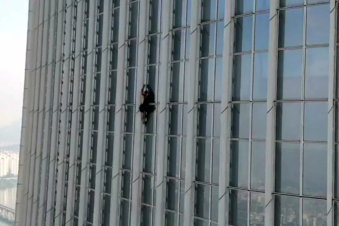 The man was caught an hour later when he was resting on the exterior wall of the 72nd floor of the Lotte tower. 