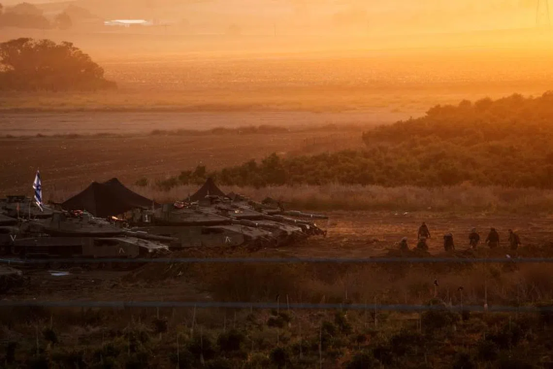 FILE PHOTO: A formation of Israeli tanks is positioned near Israel's border with the Gaza Strip, in southern Israel October 21, 2023. REUTERS/Violeta Santos Moura/File Photo