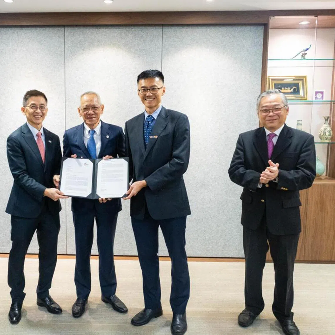 Deputy Prime Minister and Minister for Trade and Industry Gan Kim Yong. (far right) and Sarawak Premier Abang Johari Tun Openg (far left) witnessing the awarding of the conditional approval to Sembcorp Utilities on Oct 17.