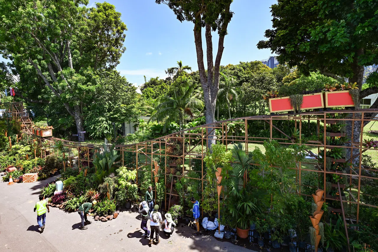 The Floral Roller Coaster is about 50m long and 15m wide, located at the entrance to give visitors to the festival a huge welcome.