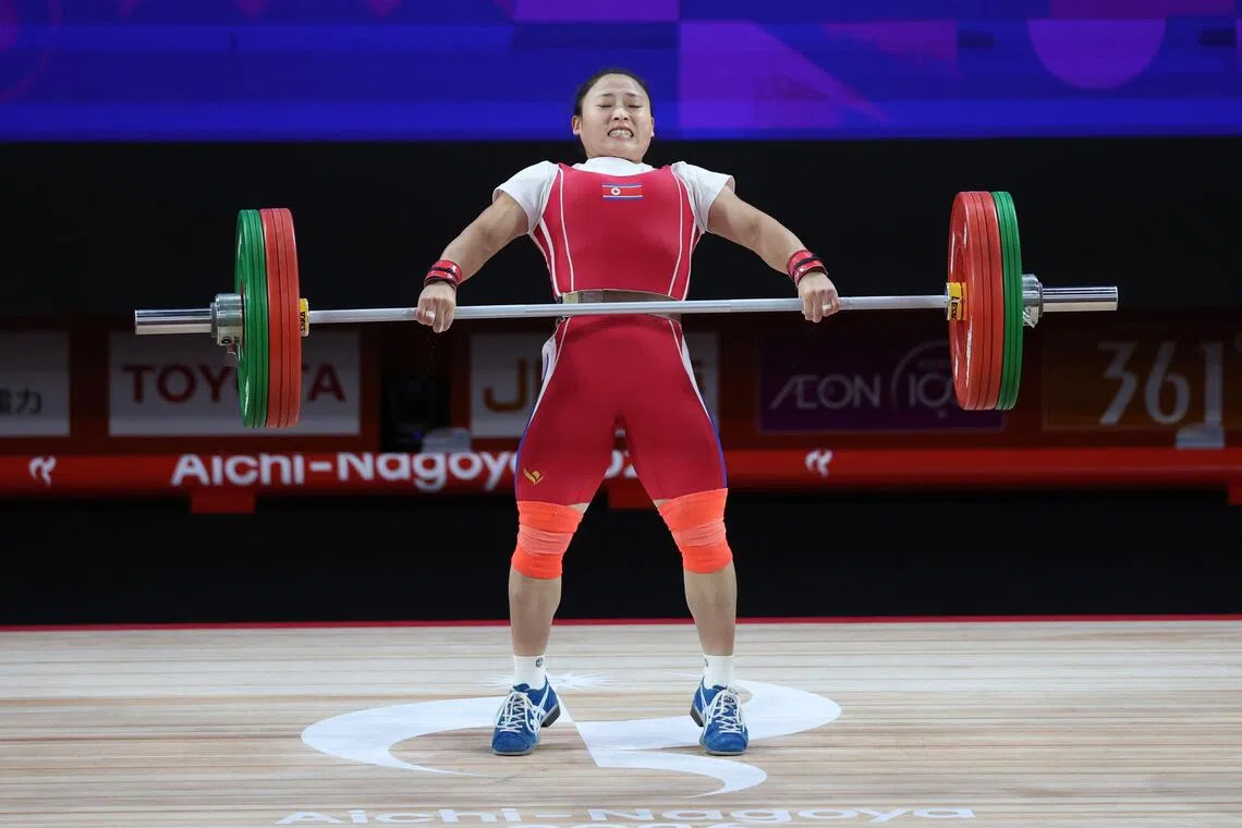 North Korean weightlifter Ri Song-gum hauled 94kg above her head in the opening snatch discipline, 1kg more than the previous world standard mark of 93kg.