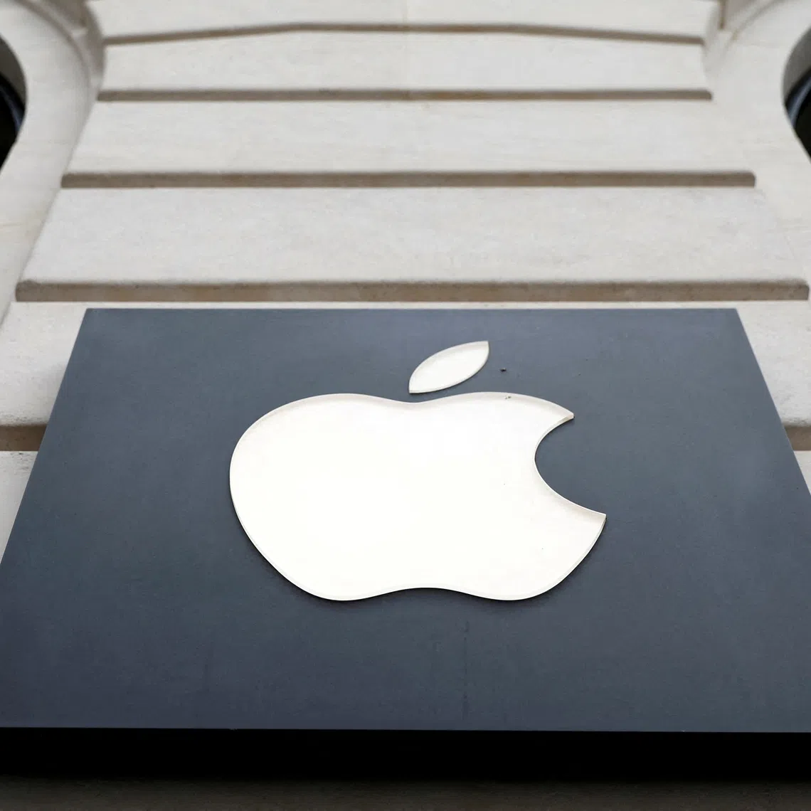 To avoid paying more US taxes, the man ended up losing $2 million of Apple shares to his ex-wife.