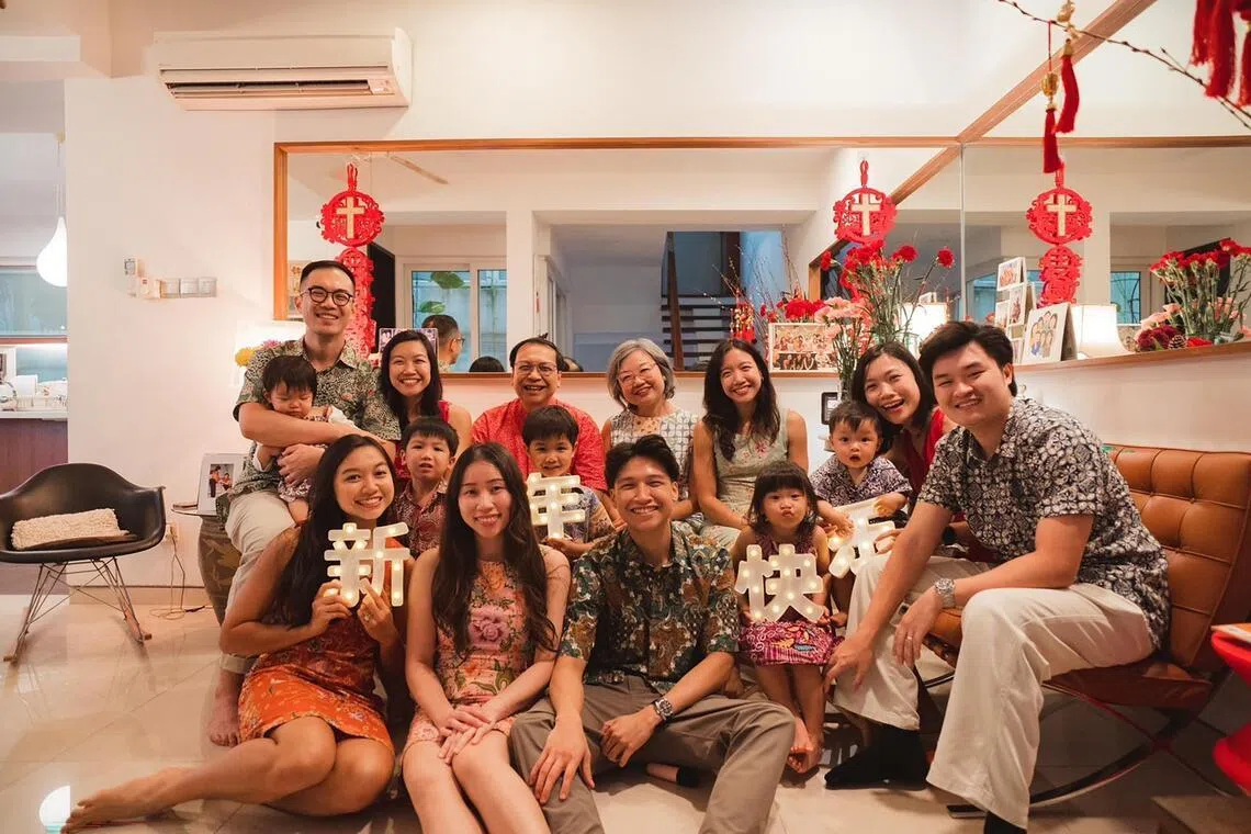Associate Professor Daniel Fung (in red) with his wife Joyce and their five children, together with spouses, as well as five grandchildren.