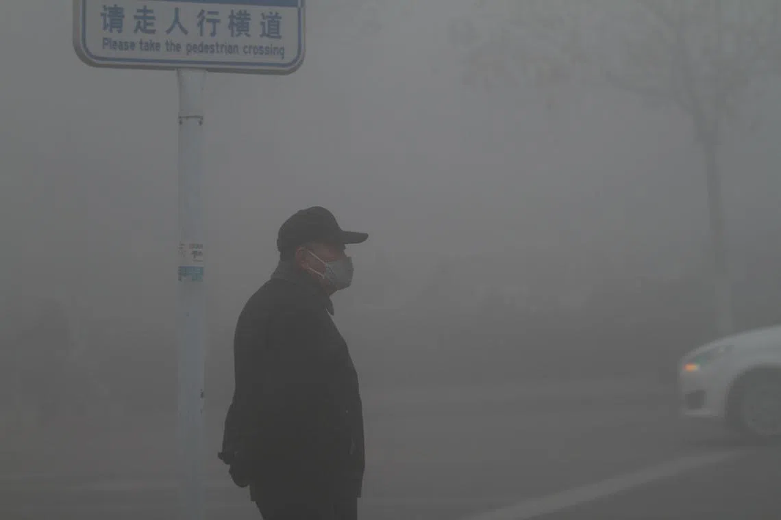 Thick fog was reported in several cities with visibility of less than 7m in some area.