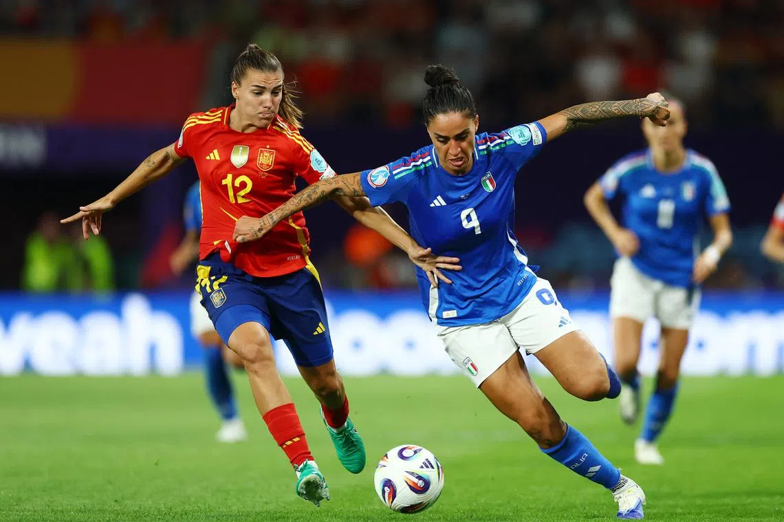 Soccer Football - UEFA Women's Euro 2025 - Group B - Italy v Spain - Stadion Wankdorf, Bern, Switzerland - July 11, 2025 Spain's Patri Guijarro in action with Italy's Martina Piemonte REUTERS/Matthew Childs