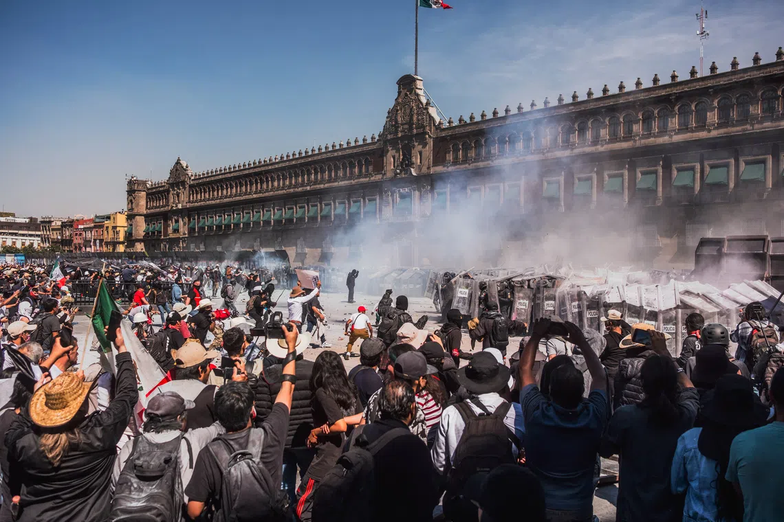 A group calling itself Generation Z Mexico has said in a manifesto that it represents Mexican youth that are fed up with violence, corruption and abuse of power.