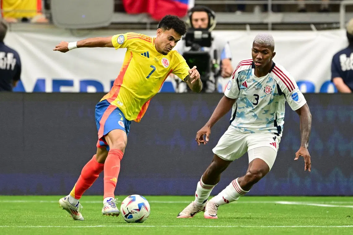 Jun 28, 2024; Glendale, AZ, USA; Colombia forward Luis Diaz (7) dribbles the ball as Costa Rica defender Jeyland Mitchell (3) defends during the first half at State Farm Stadium. Mandatory Credit: Daniel Bartel-USA TODAY Sports
