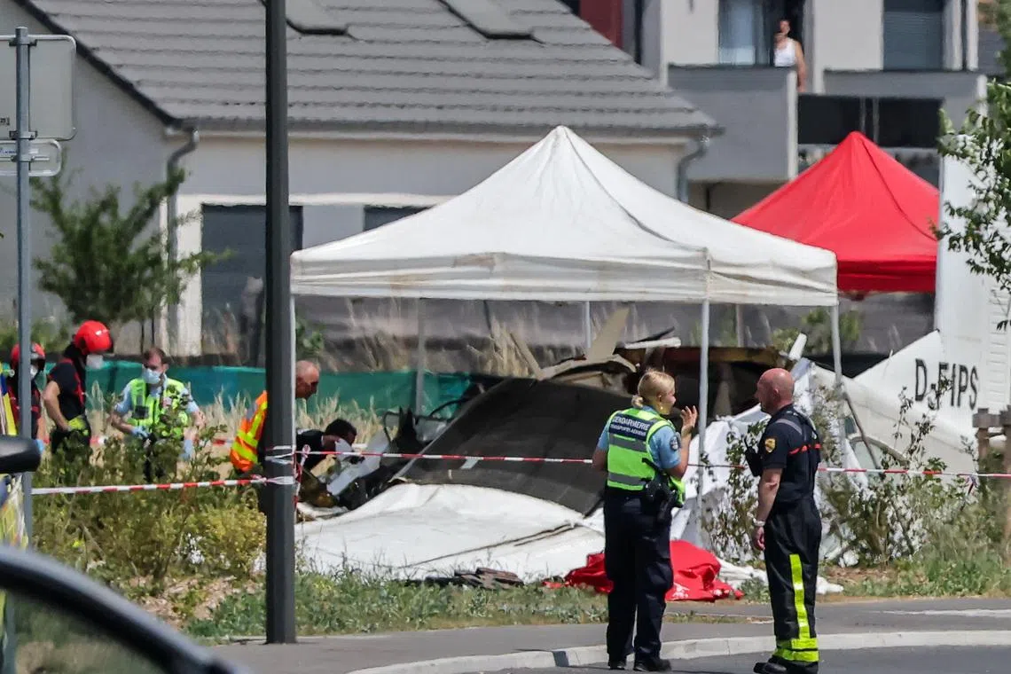 وطن نيوز – قال مسؤولون إن 11 شخصا لقوا حتفهم في تحطم طائرة شمال شرق فرنسا