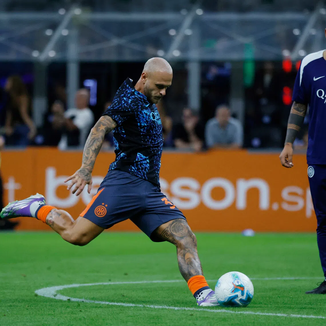 Soccer Football - Serie A - Inter Milan v Sassuolo - San Siro, Milan, Italy - September 21, 2025 Inter Milan's Federico Dimarco during the warm up before the match REUTERS/Alessandro Garofalo