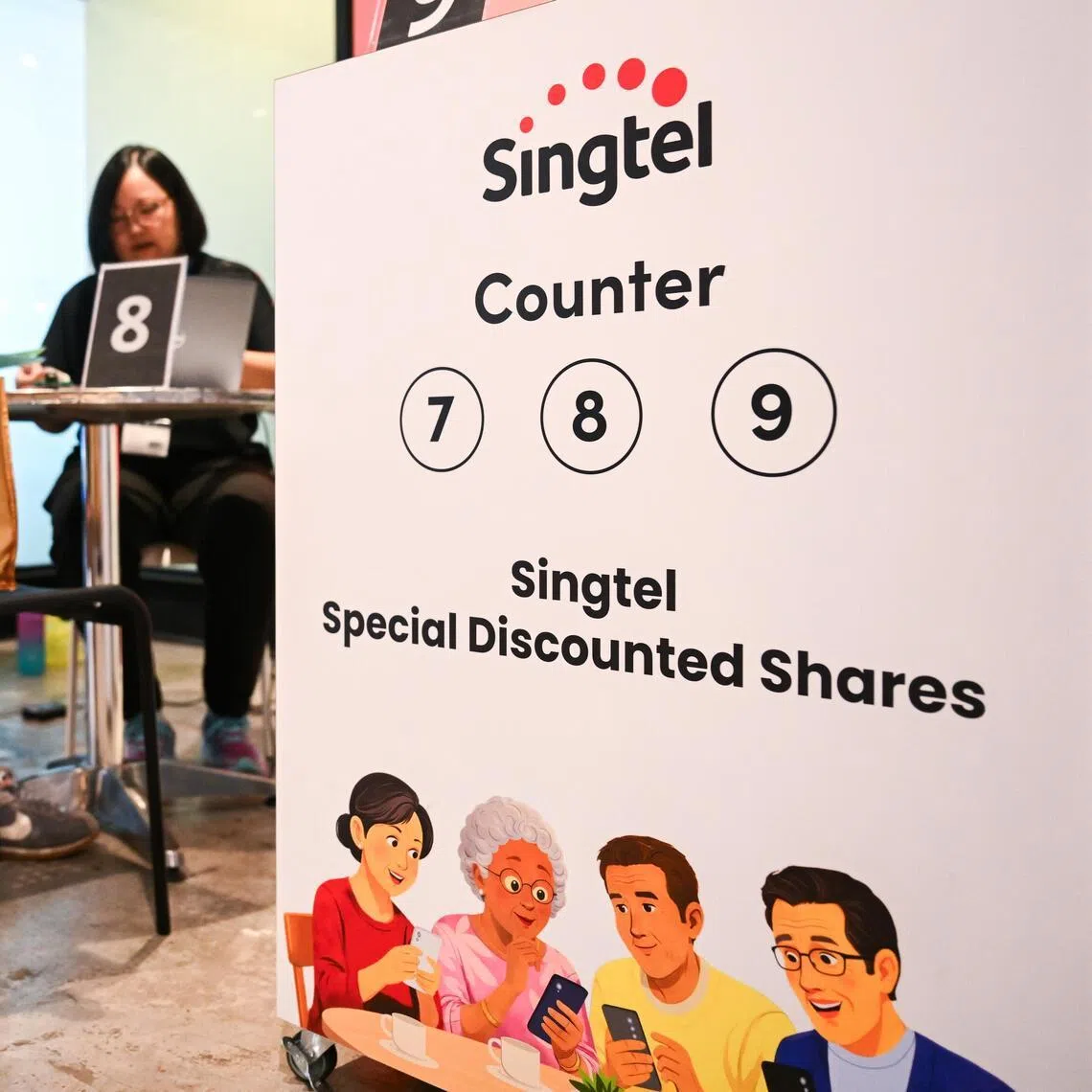 Singtel said that in the past month, there were around 60,000 walk-in enquiries about its special discounted shares at the 36 SingPost branches across the country.