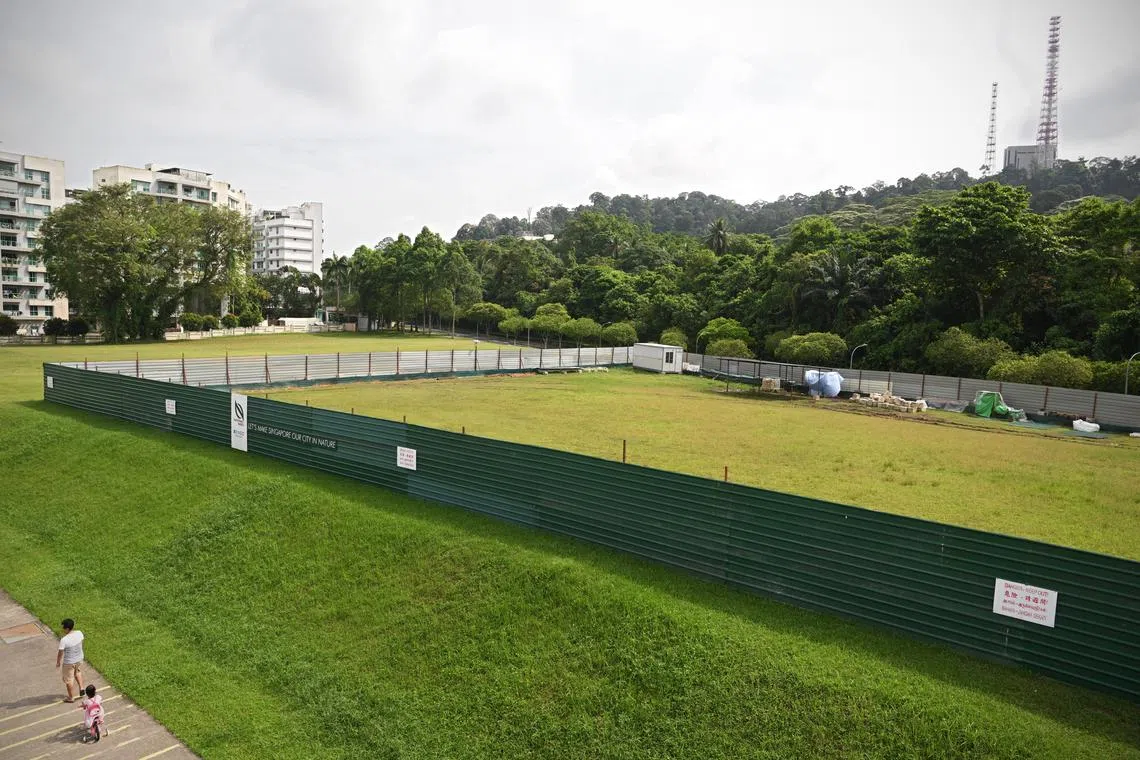 rlcarpark08/ST20230506_202307496429/Ng Sor Luan/Interim carpark being built in Hindhede Walk to ease parking congestion at Bukit Timah Nature Reserve during peak periods.