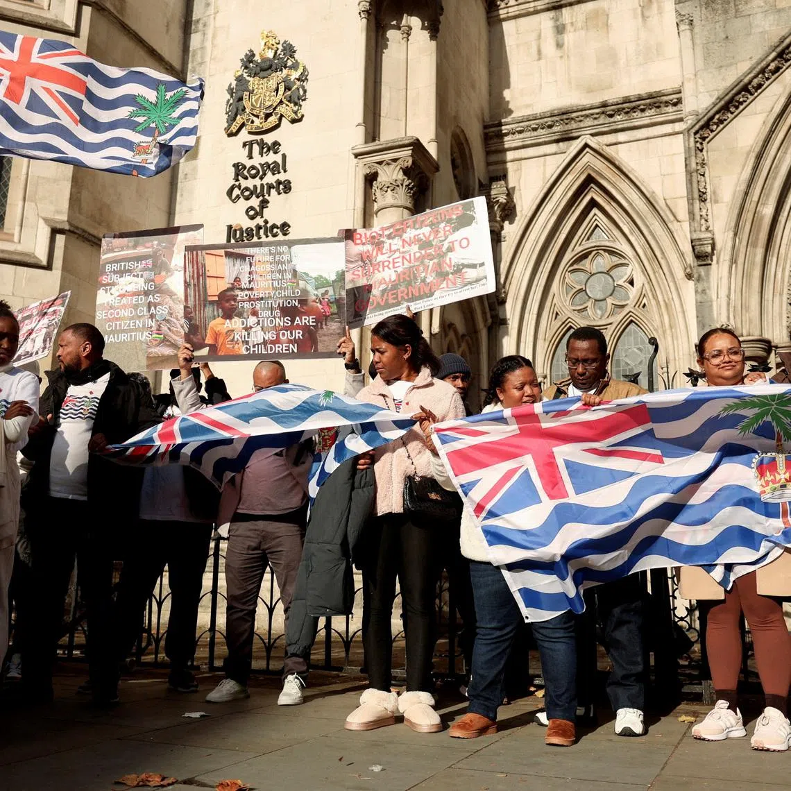 FILE PHOTO: FILE PHOTO: People protest outside the High Court where Chagossian campaigners are challenging the British government's deal to transfer sovereignty of the Chagos Islands to Mauritius, in London, Britain, October 28, 2025. REUTERS/Hiba Kola/File Photo/File Photo