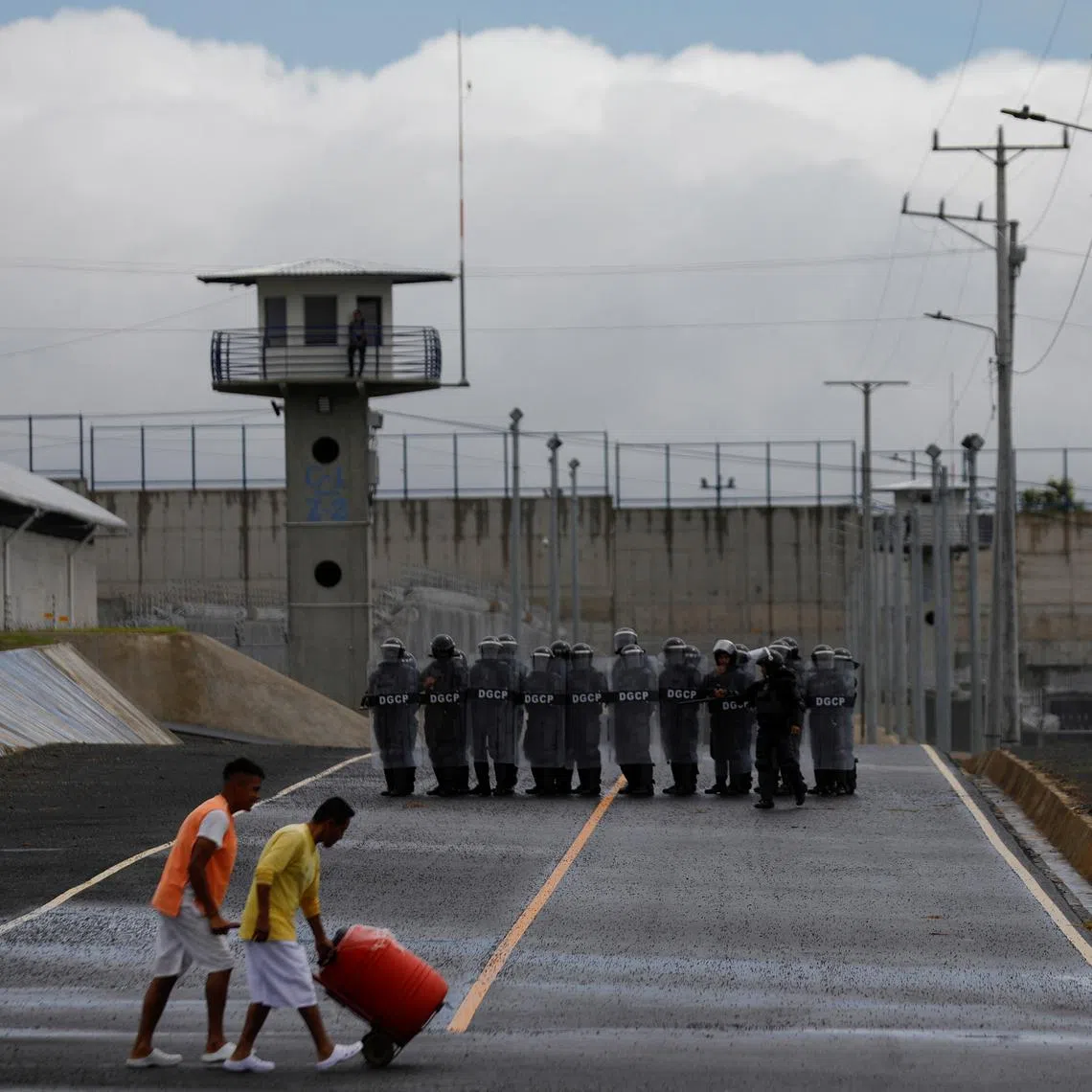 Wardens in anti-riot gear take part in a practice, during a tour in the \"Terrorism Confinement Center\" (CECOT) complex, which according to El Salvador's President, Nayib Bukele, is designed to hold 40,000 inmates, in Tecoluca, El Salvador October 12, 2023. REUTERS/Jose Cabezas/File Photo