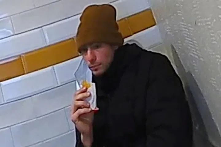 Luigi Mangione, 26, suspeito do assassinato do executivo da UnitedHealth, Brian Thompson, em Nova York, é fotografado logo após ser descoberto pela polícia em um restaurante McDonald's em Altoona, Pensilvânia, EUA, 9 de dezembro de 2024. Polícia do Estado da Pensilvânia/Divulgação via REUTERS THIS A IMAGEM FOI FORNECIDA POR TERCEIROS.  
