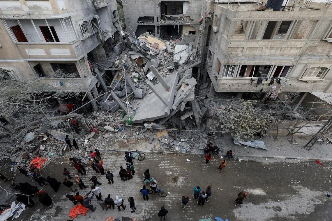 Palestinians inspect the site of an Israeli strike on a house, amid the ongoing conflict between Israel and the Palestinian Islamist group Hamas, in Rafah, in the southern Gaza Strip, March 24, 2024. REUTERS/Mohammed Salem