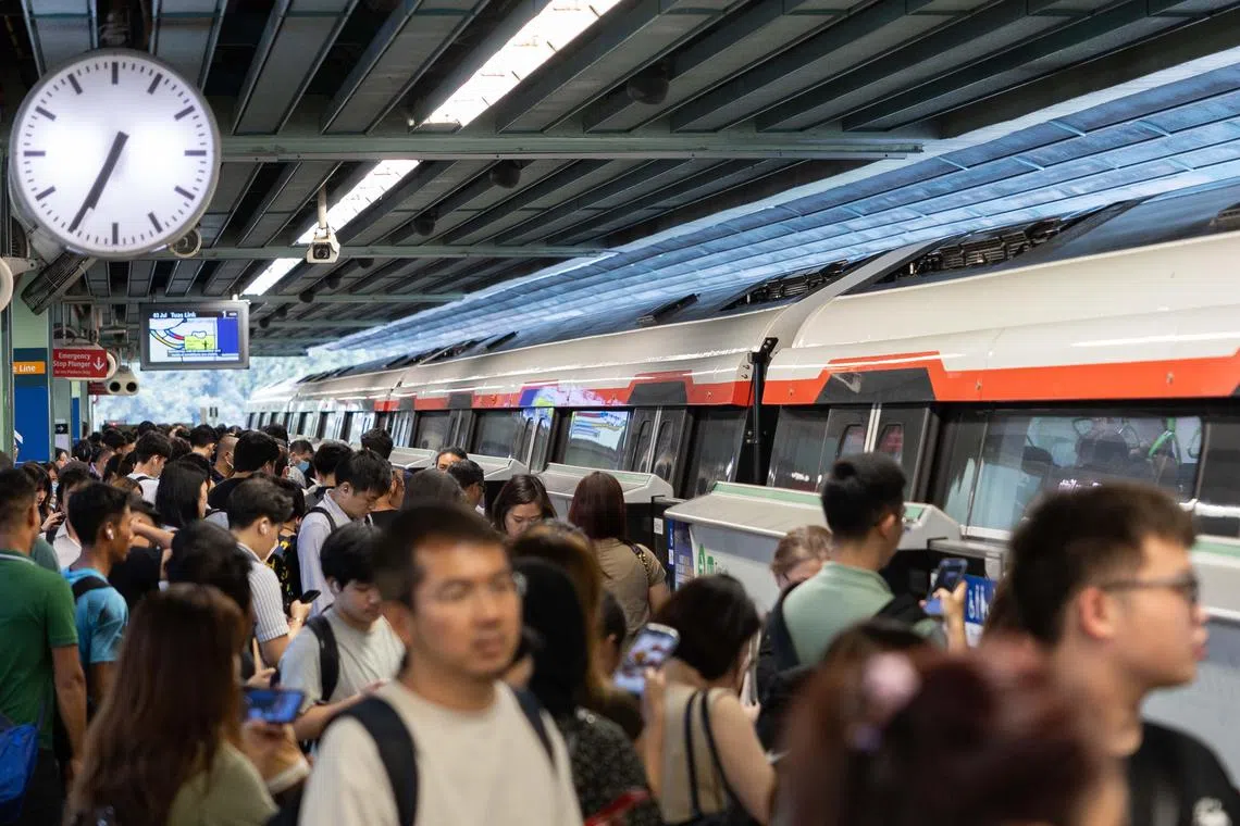 ST20240703_202447168325/pixgeneric/Brian Teo/Generic of commuters at Buona Vista MRT Station during evening peak hour on July 3, 2024. Can be used for stories on MRT, peak hours, public transport. ST PHOTO: BRIAN TEO  