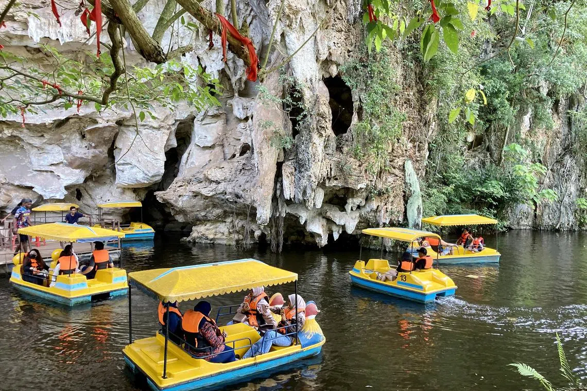 Keep the kids entertained by renting a pedal boat at Kek Lok Tong.