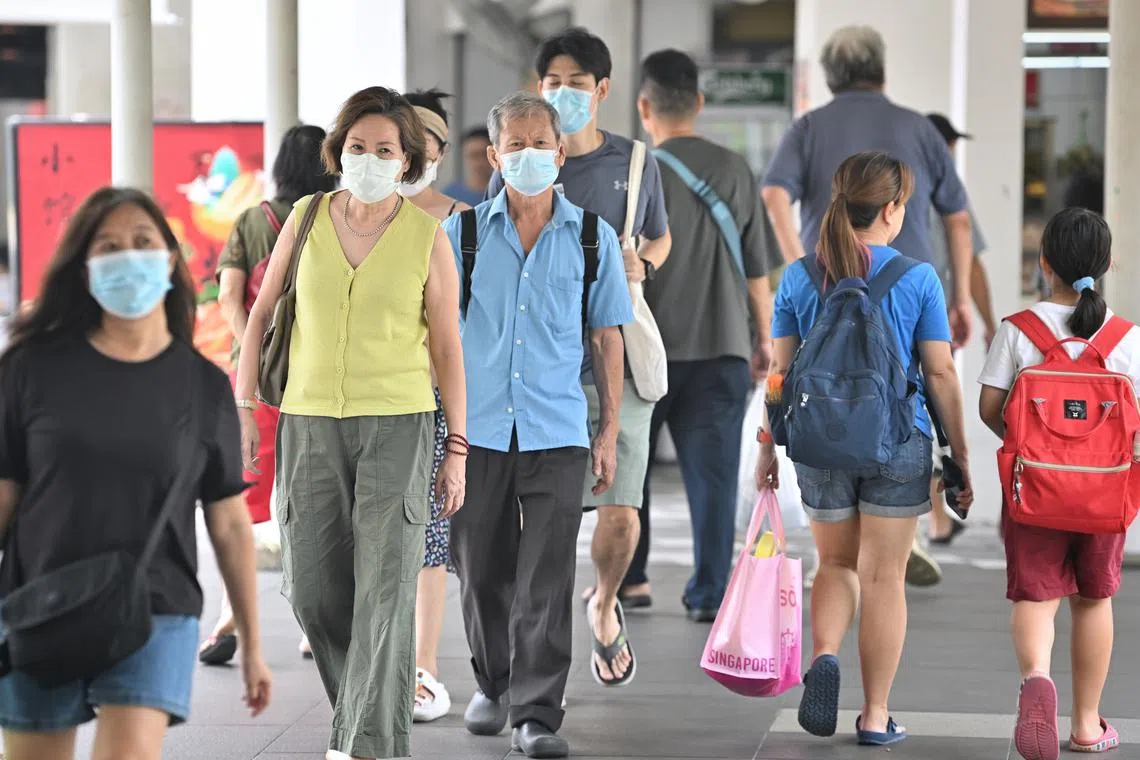 People wearing masks near Bedok Mall at 2pm on Oct 7. The 24-hour PSI as of 3pm in the east was 115.