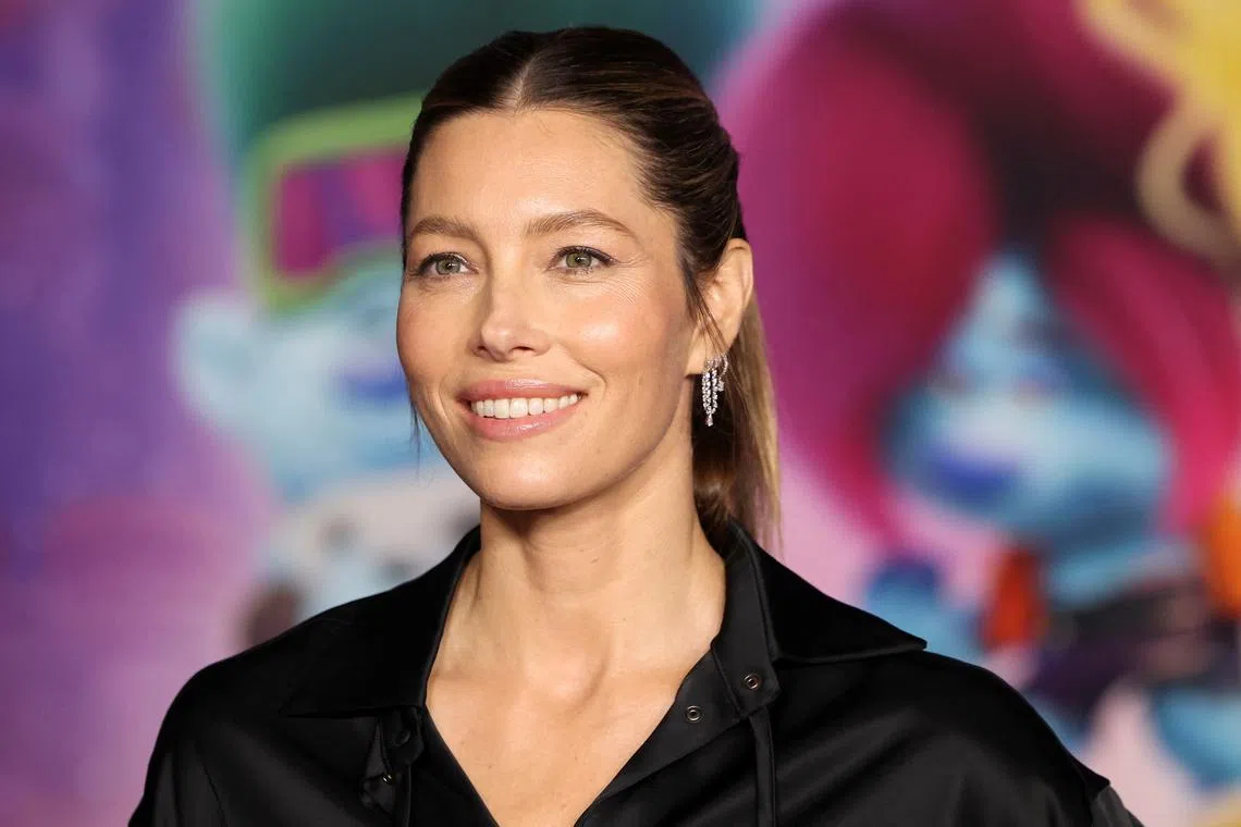 Jessica Biel wants more people to embrace her unconventional eating habit, especially those who multitask.